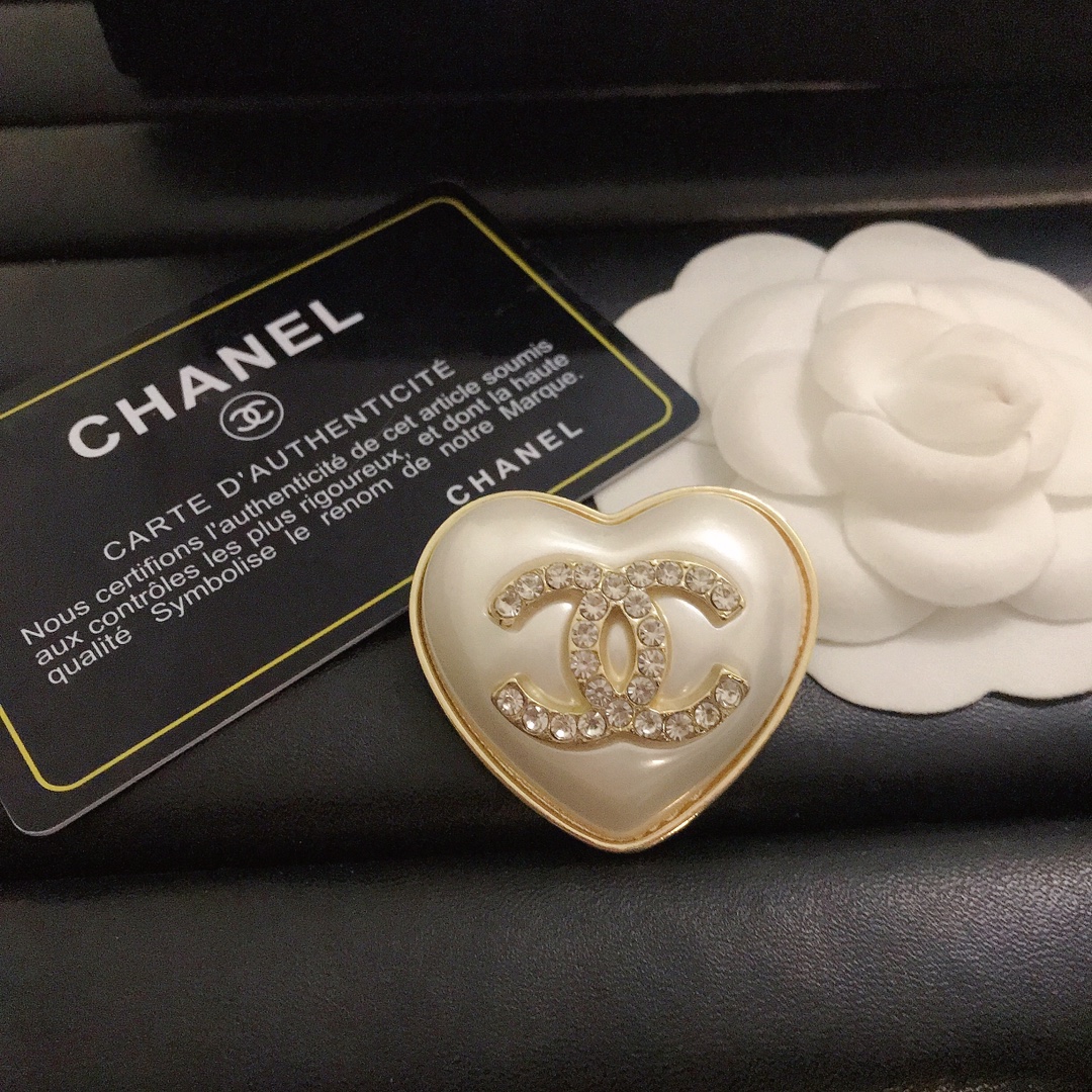 Chanel white heart brooch 111720