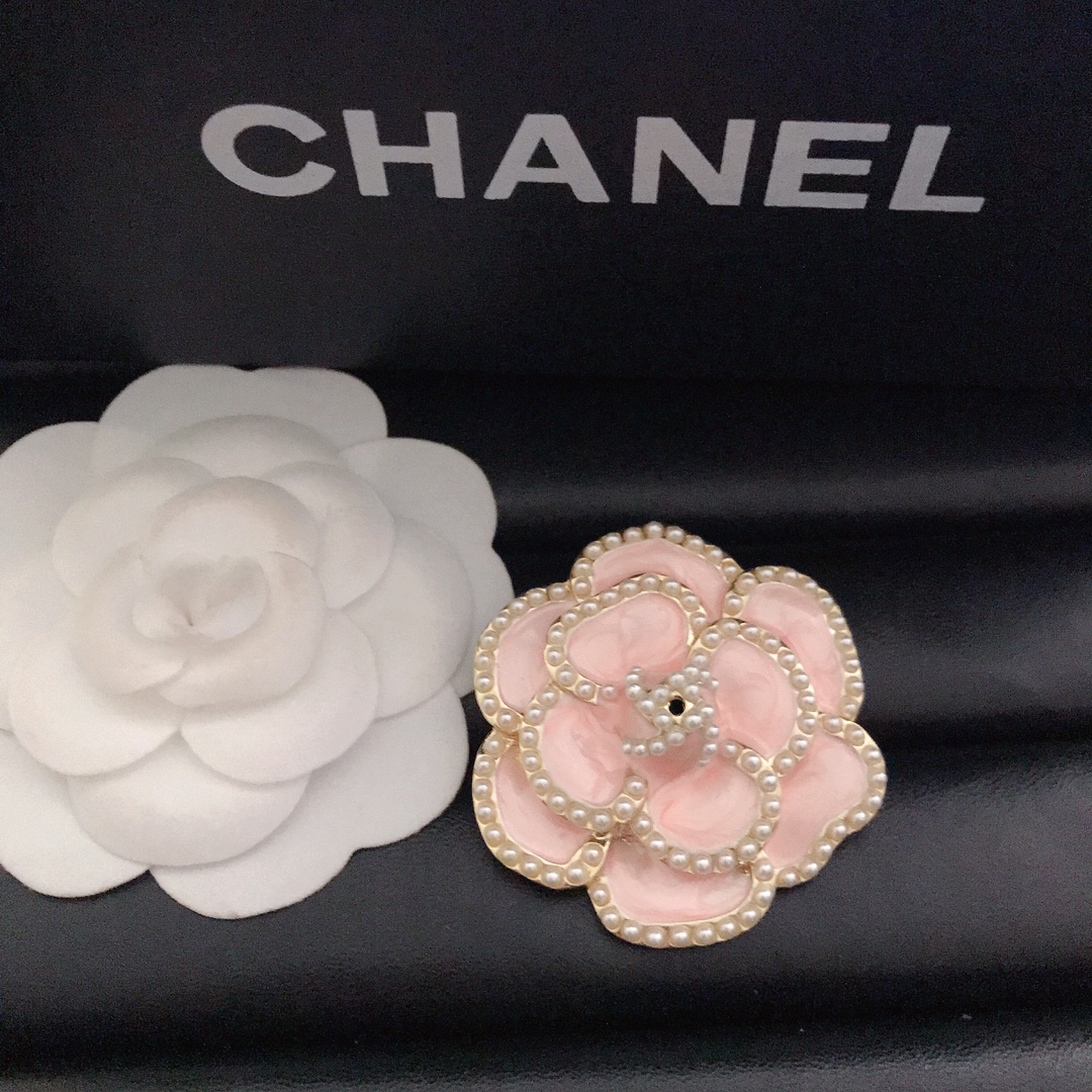 Chanel pink pearls camellia brooch 111717