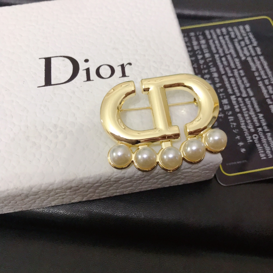 Dior CD gold pearls brooch 111700
