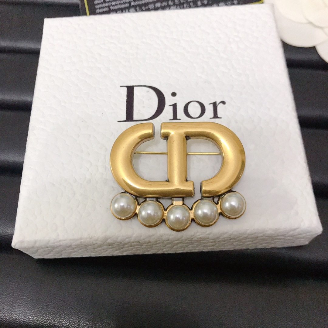 Dior CD pearls brooch 111680