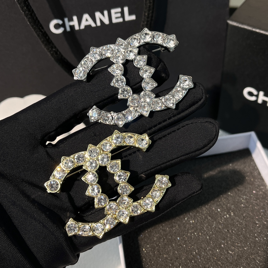 D141 Chanel brooch