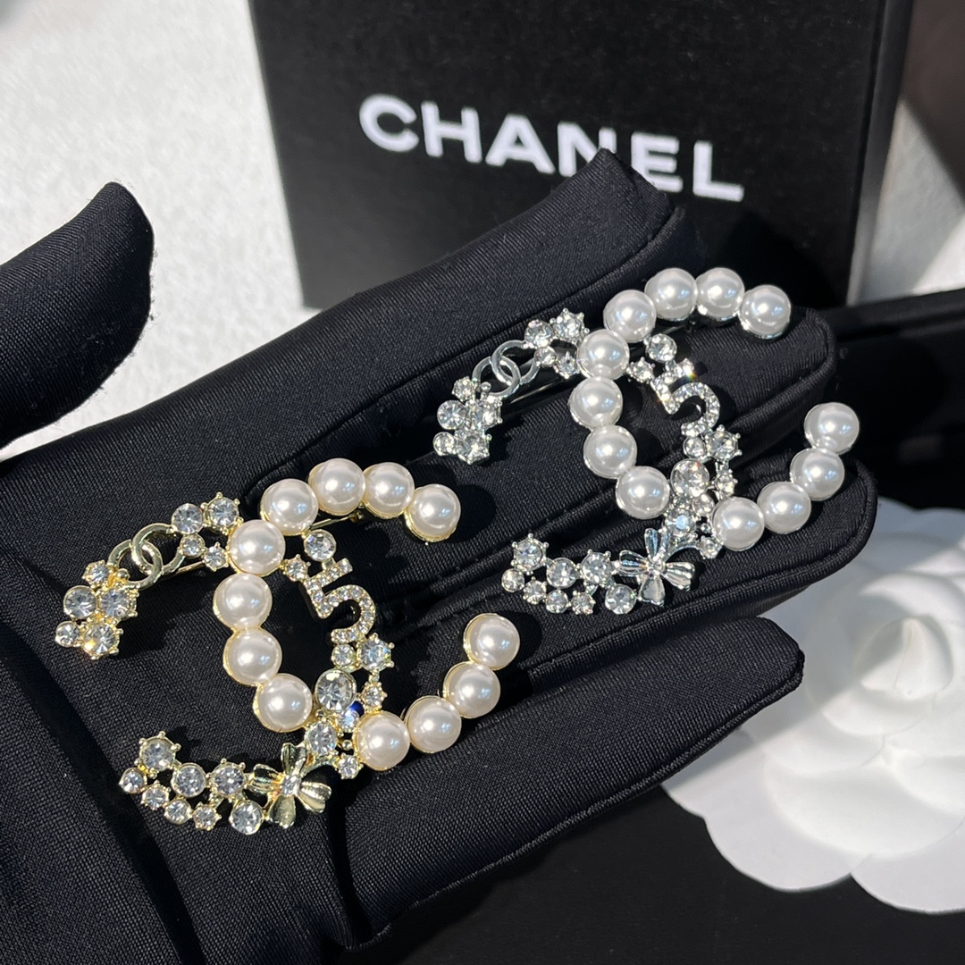 D142 Chanel brooch