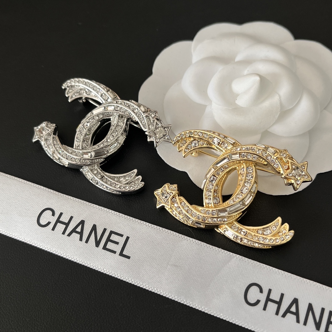 D143  Chanel brooch