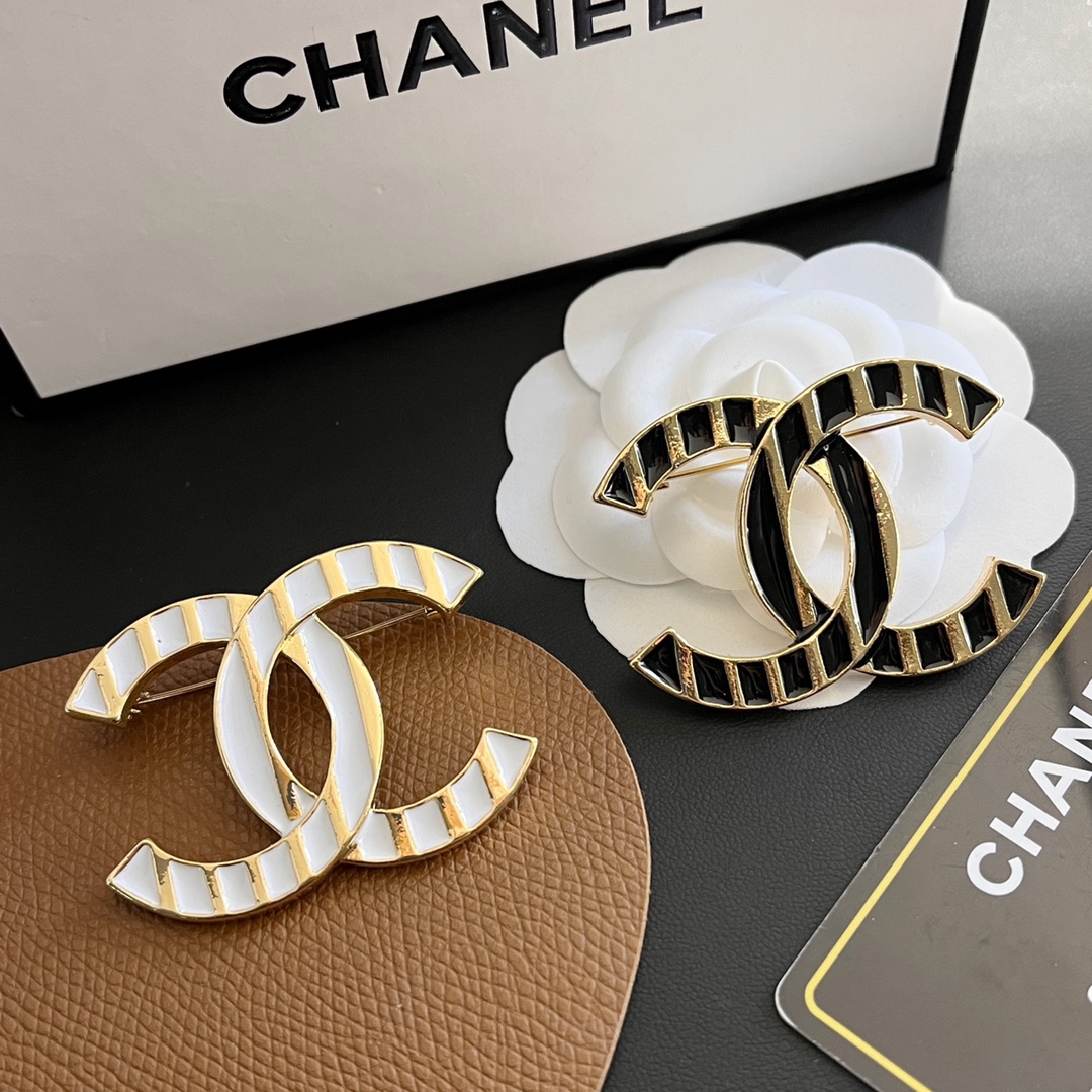 D137  Chanel brooch