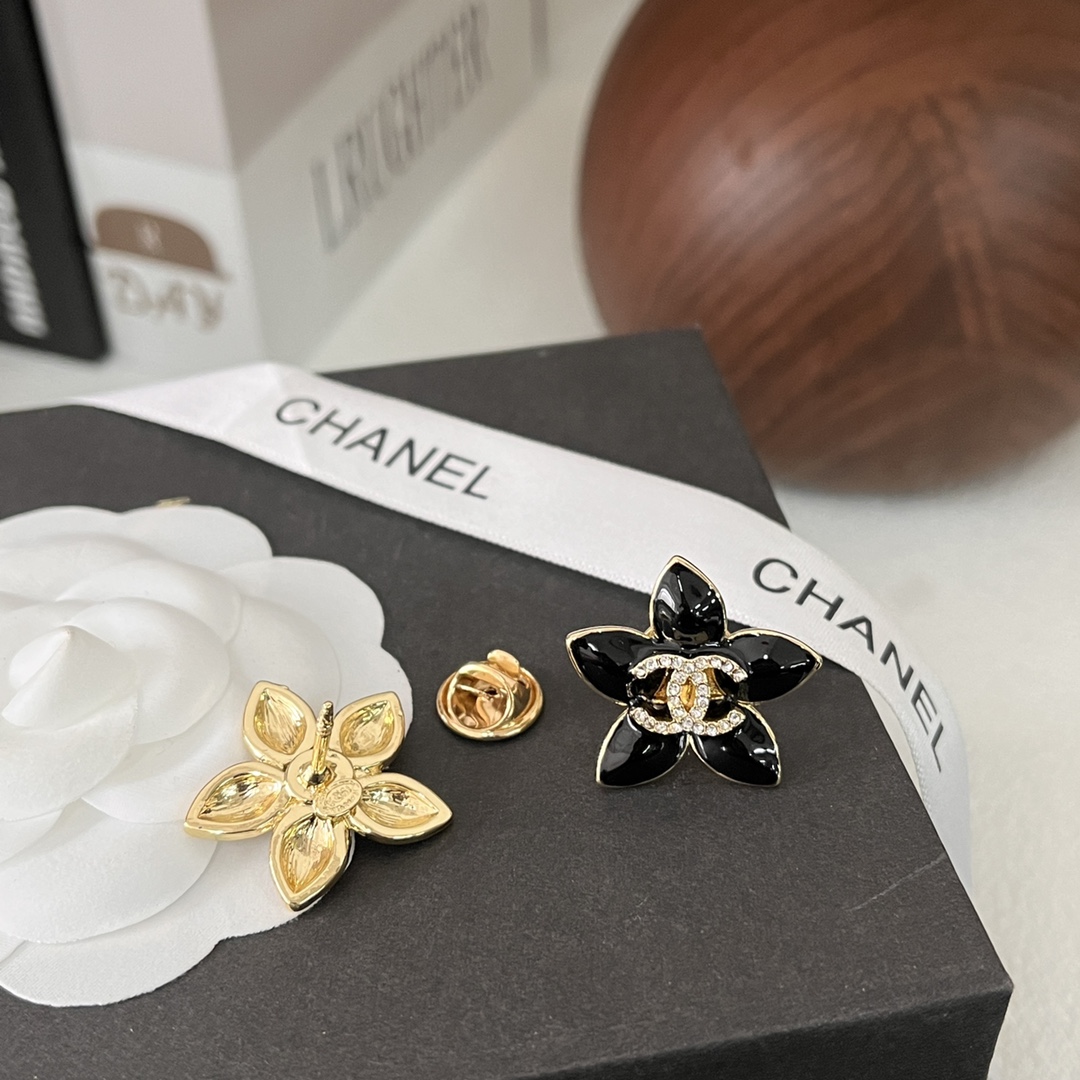 D144 Chanel star cc brooch