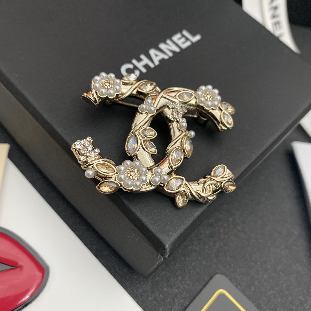 C176  Chanel brooch