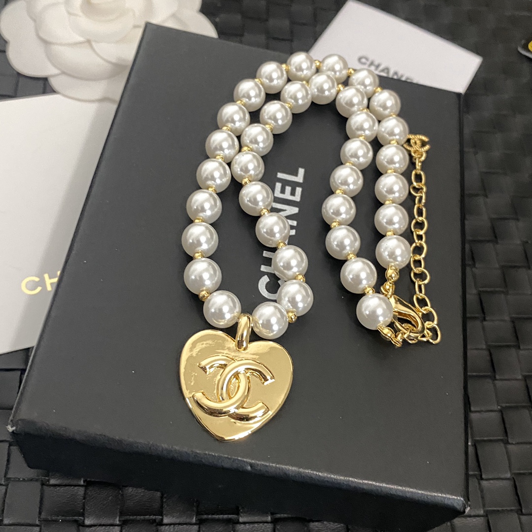 B143 Chanel gold heart pearls necklace