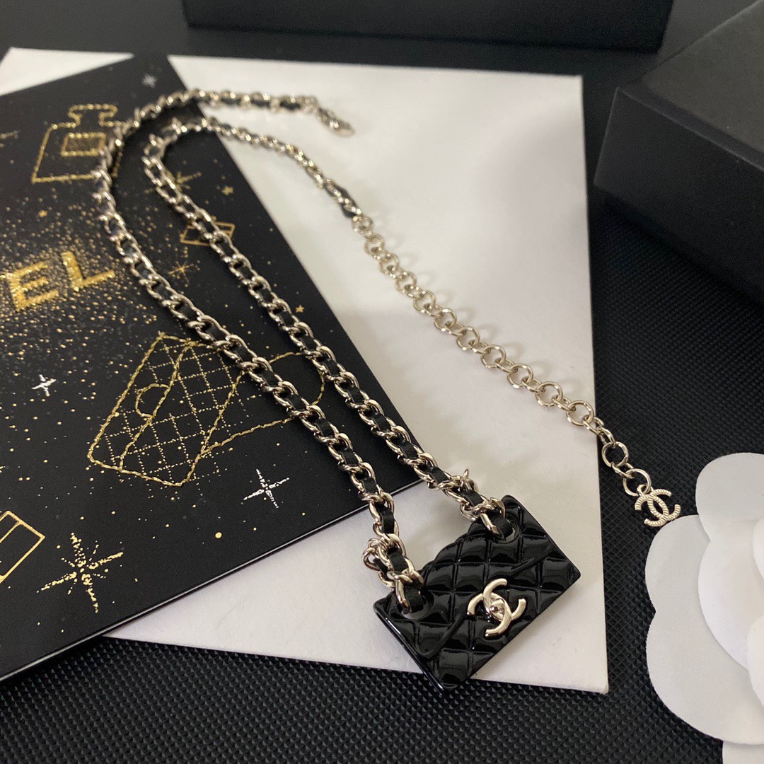 B057 Black bag Chanel necklace