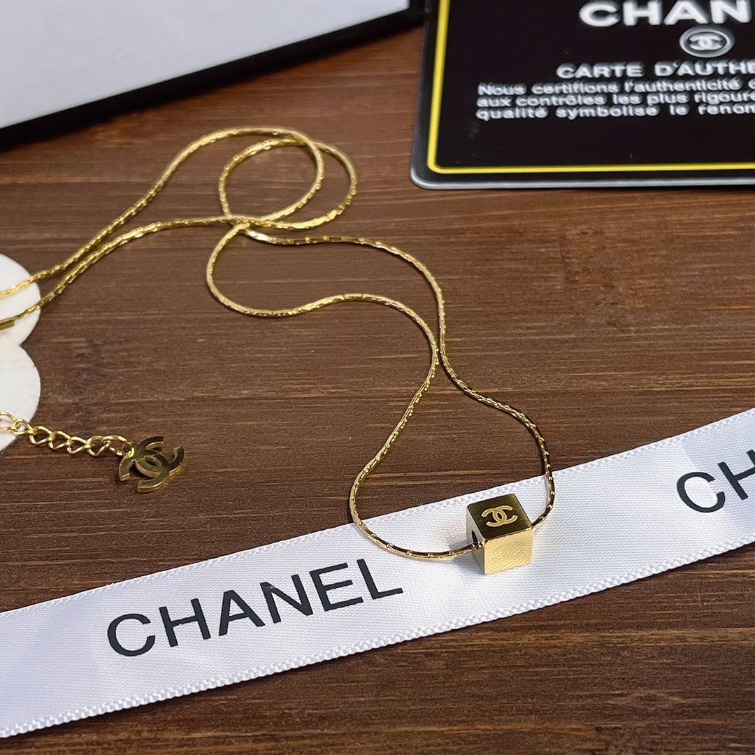 X472 Chanel square necklace