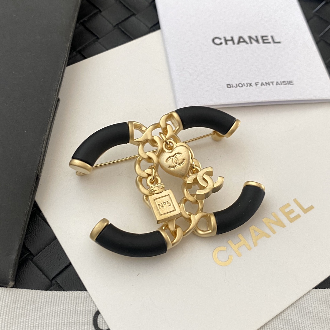 C183  Chanel brooch