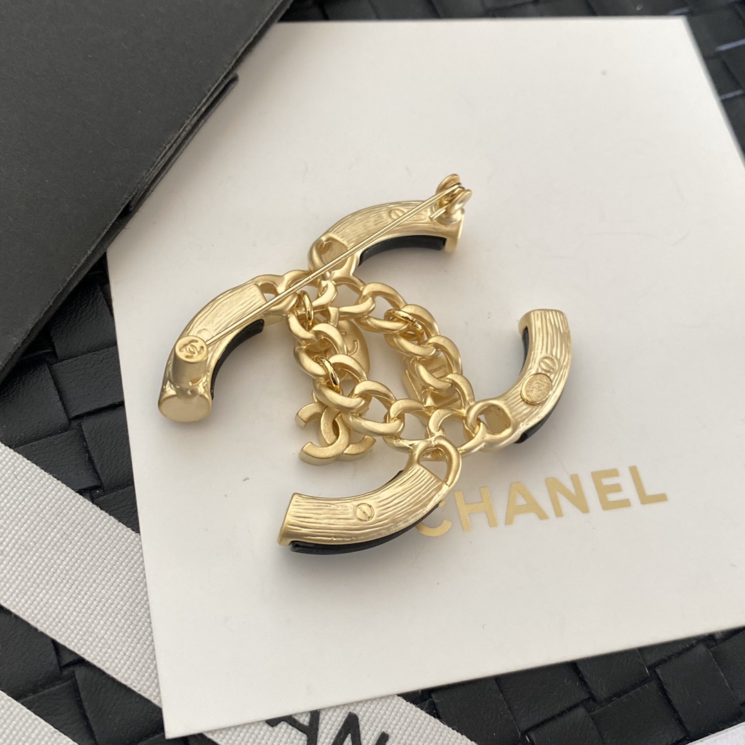 C183  Chanel brooch