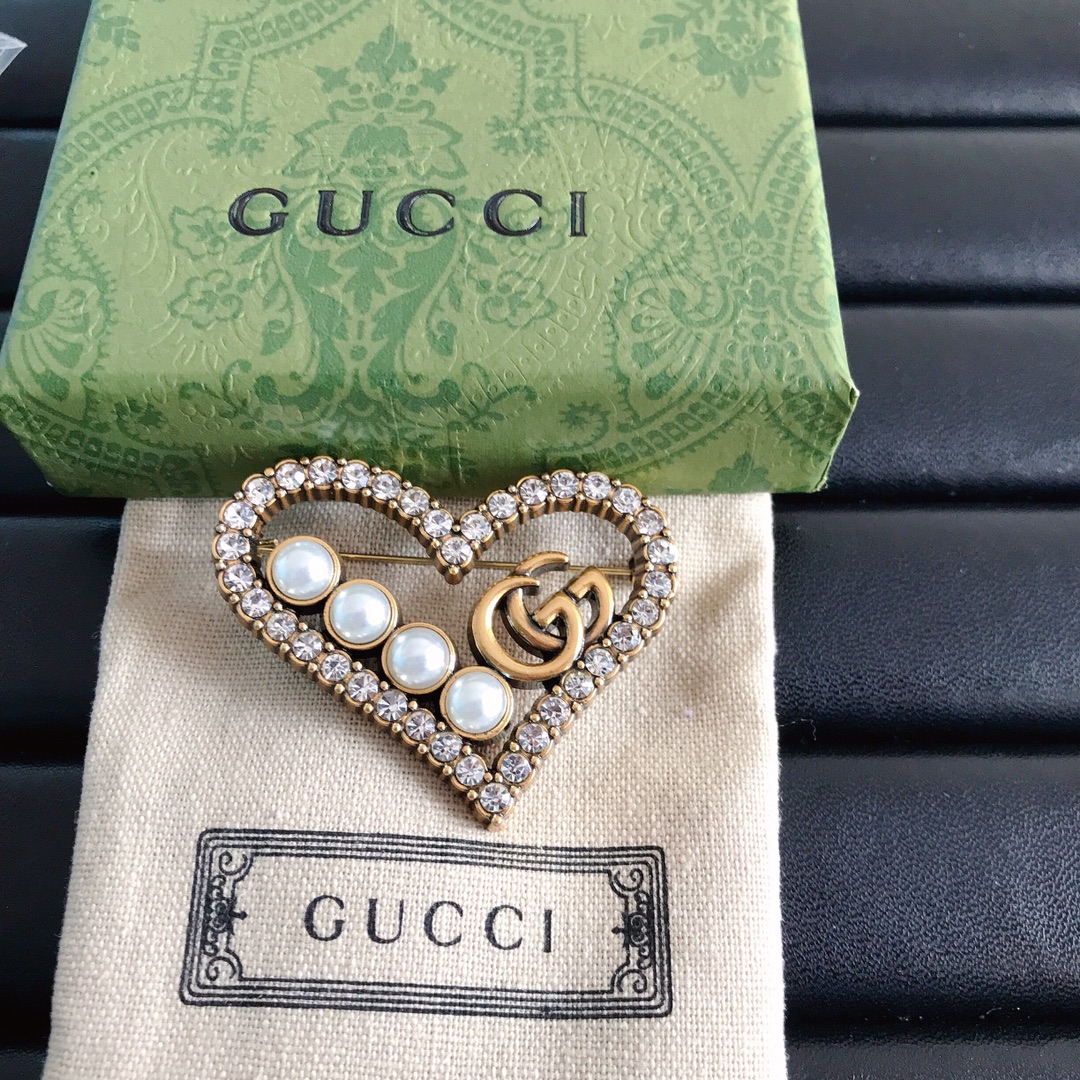 Gucci heart brooch 112045