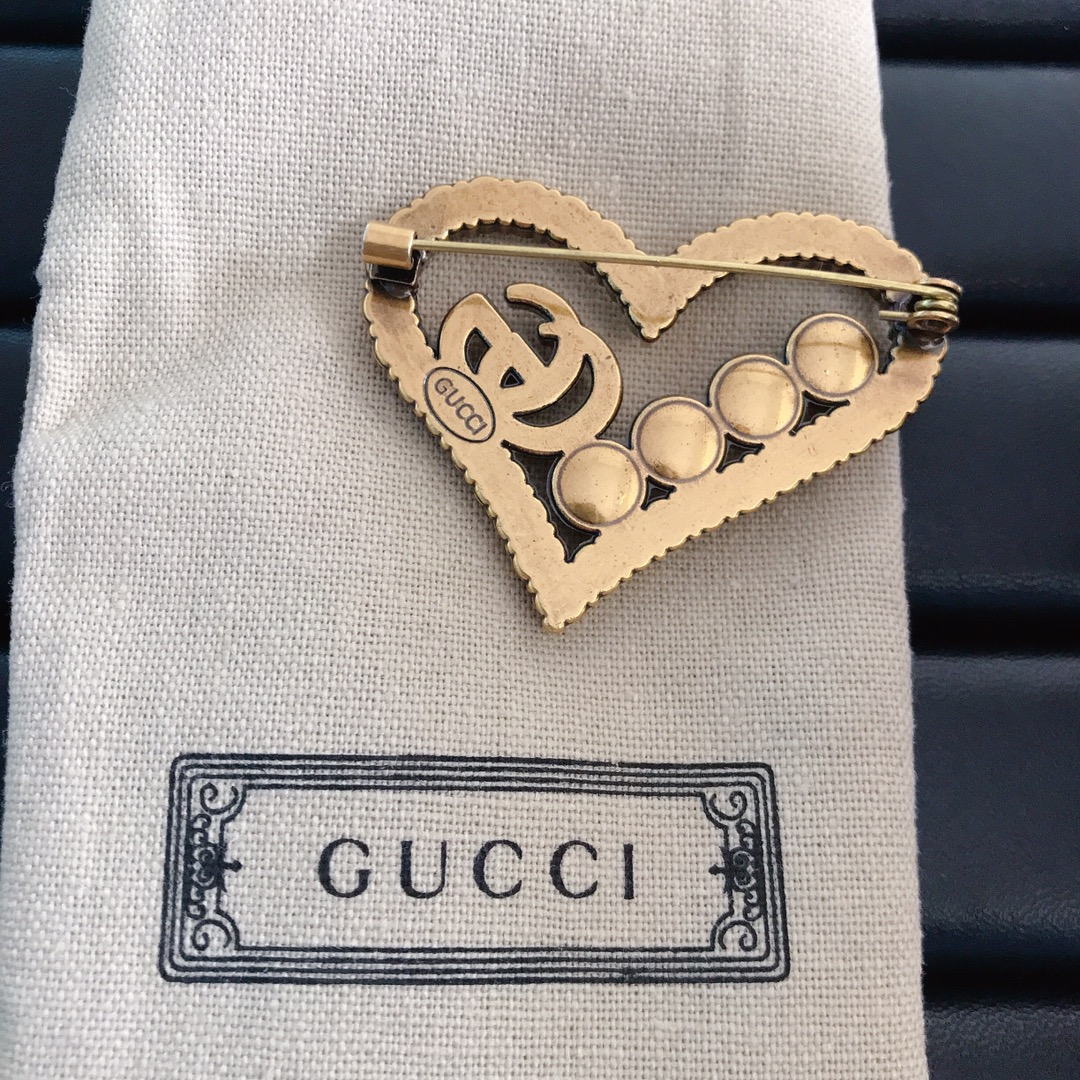 Gucci heart brooch 112045