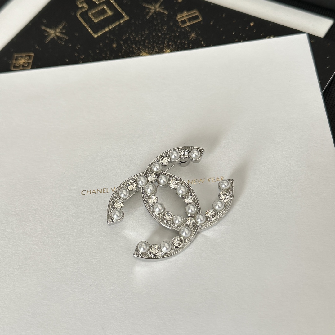 C329 Chanel brooch