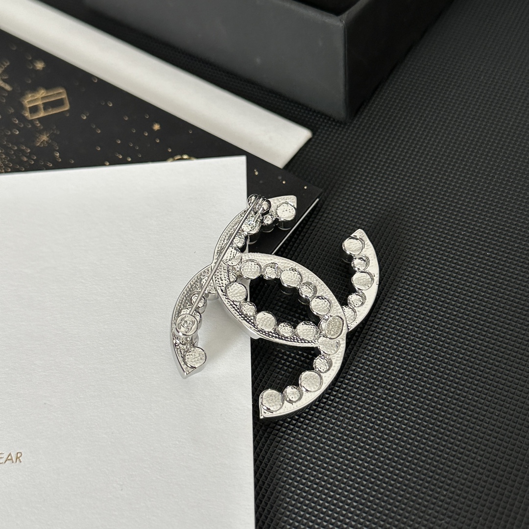 C329 Chanel brooch