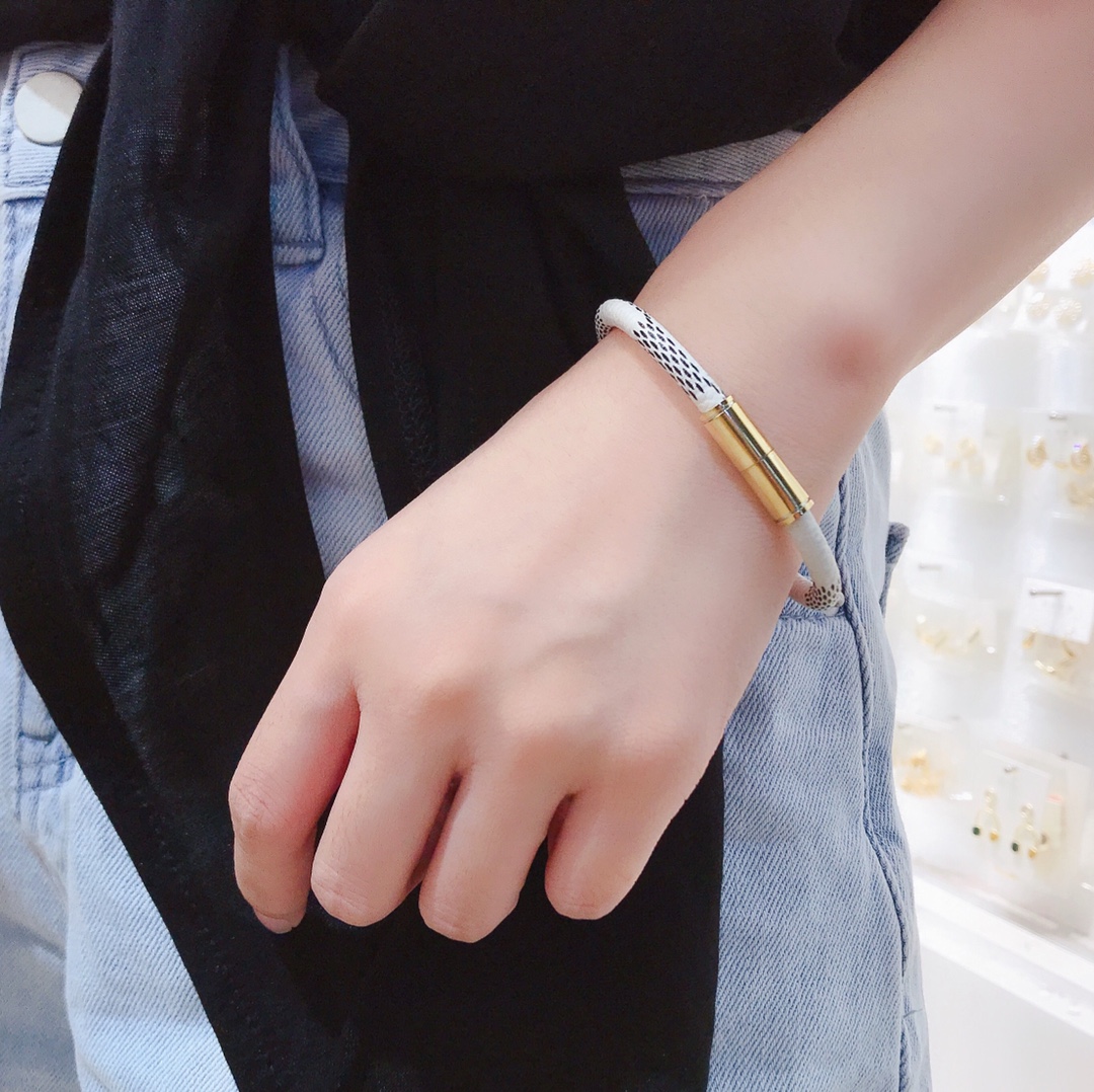 S042 LV Louis vuitton leather bracelet