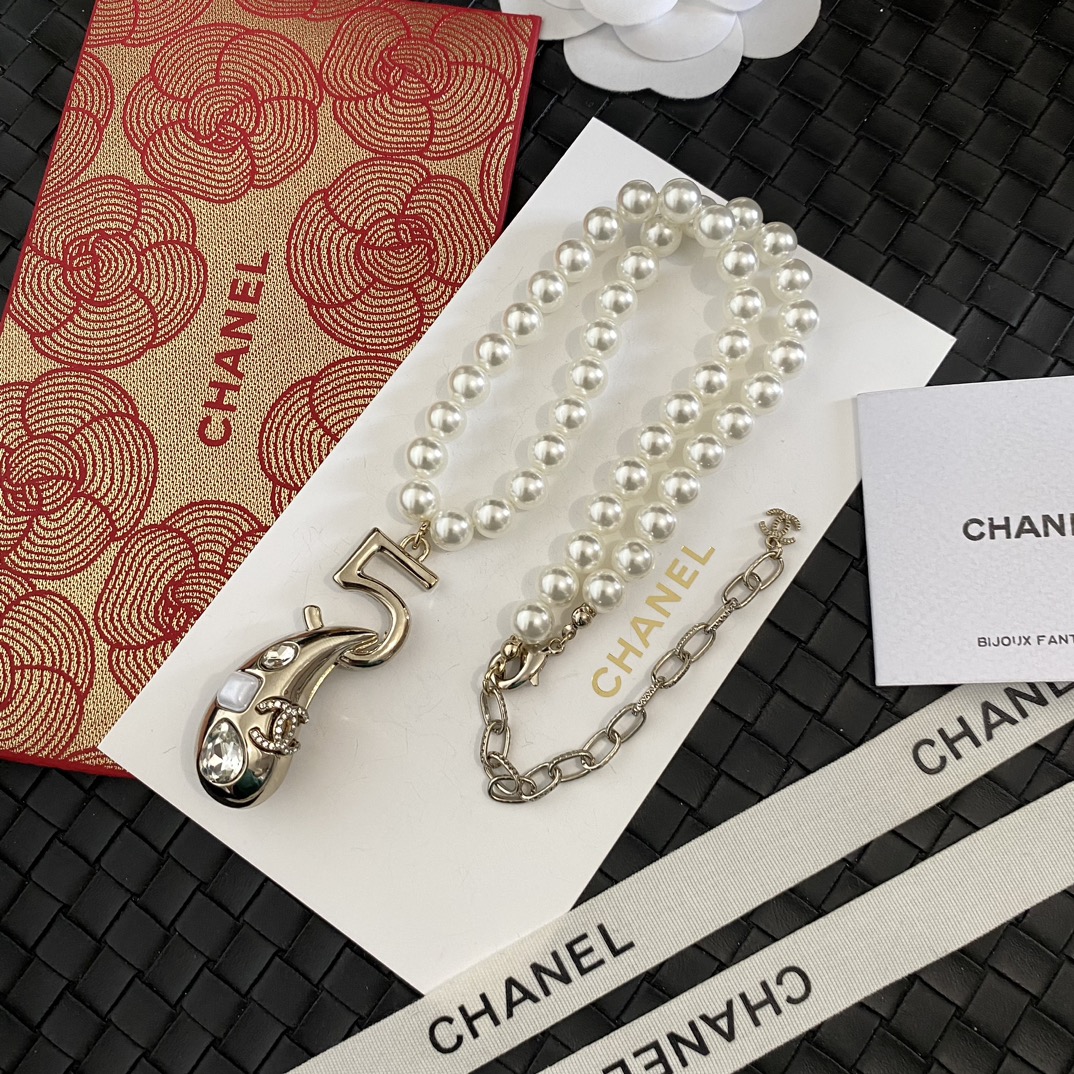 B741  Chanel pearls necklace