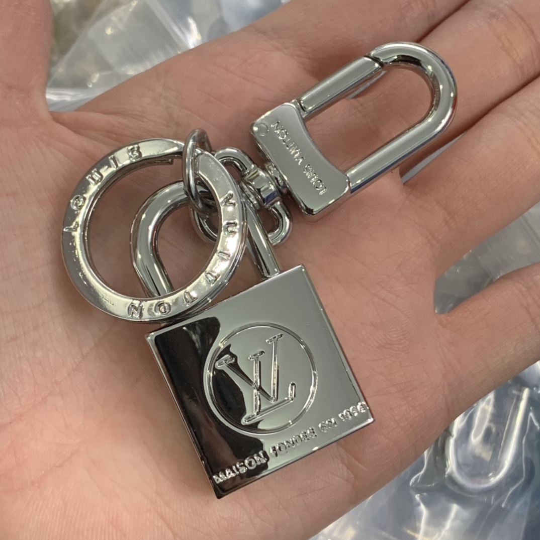 LV Louis vuitton lock key chain 112254
