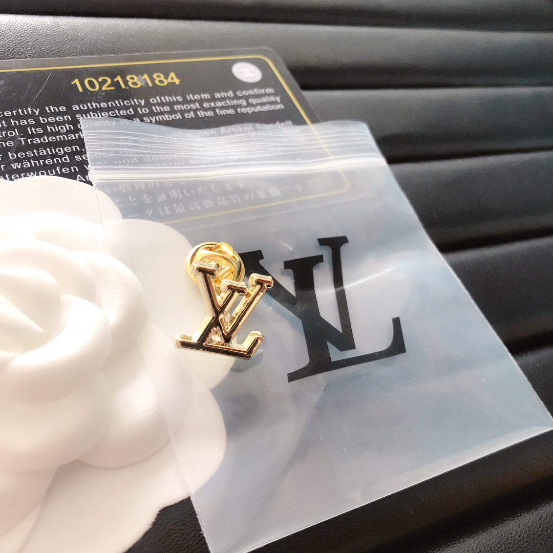 LV Louis vuitton mini brooch 112237