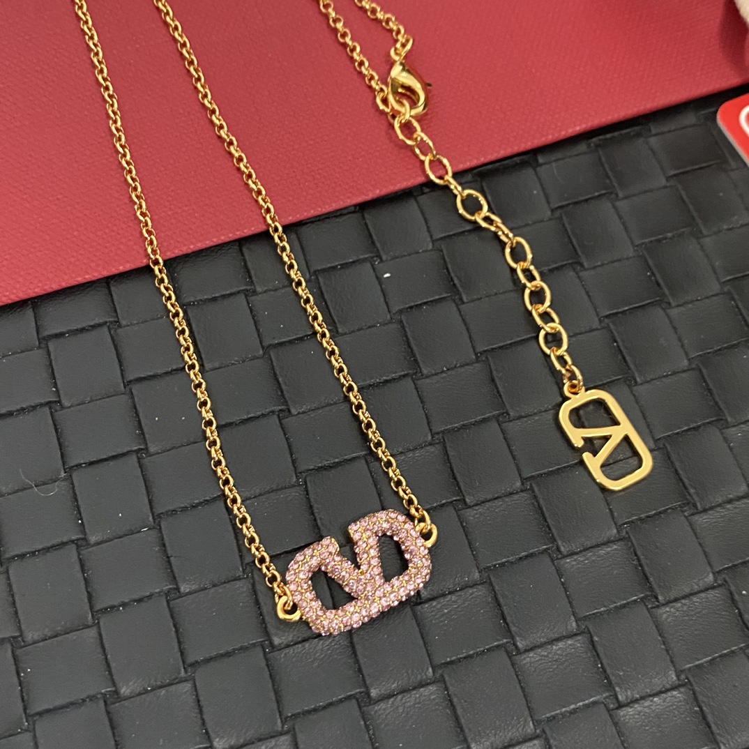 B763 valentino necklace