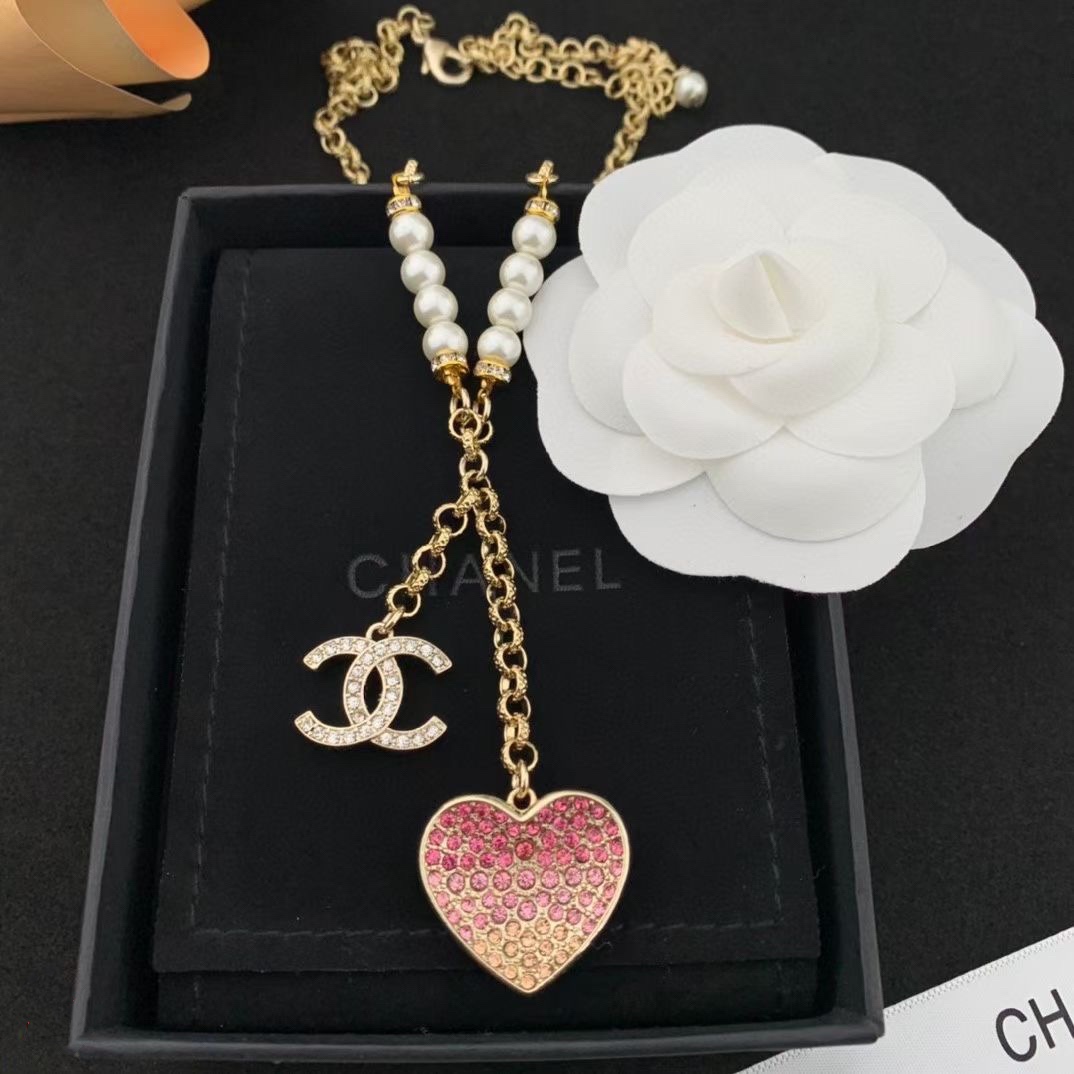 B762 Chanel pink heart necklace