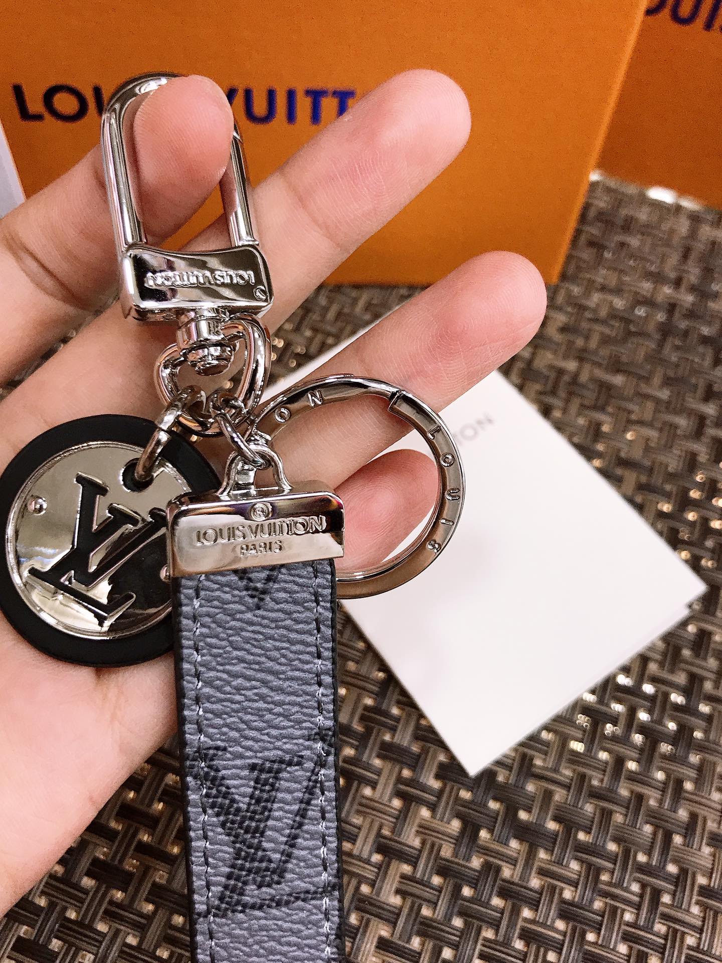 M00033 NEO LV CLUB Keychain(L1/L2)