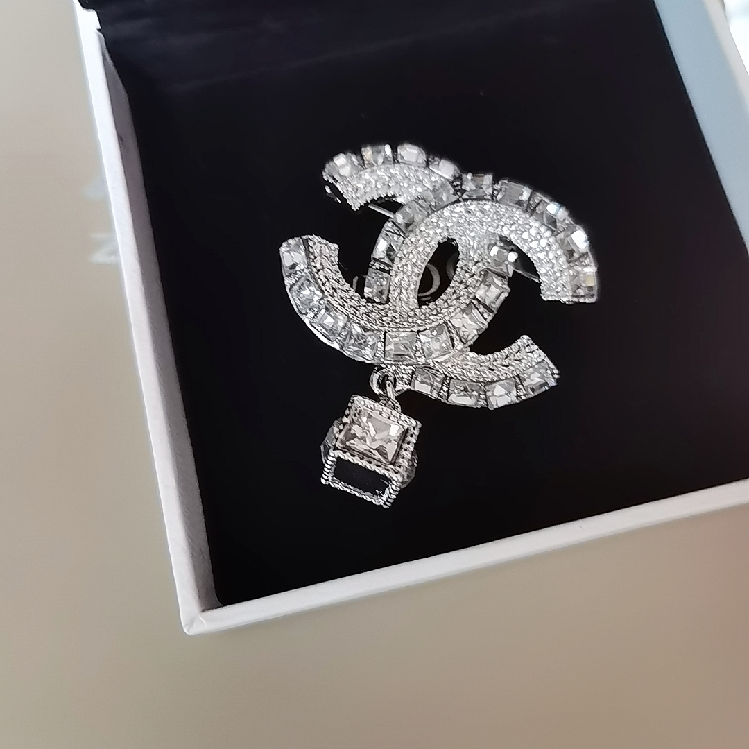 Chanel brooch 112329