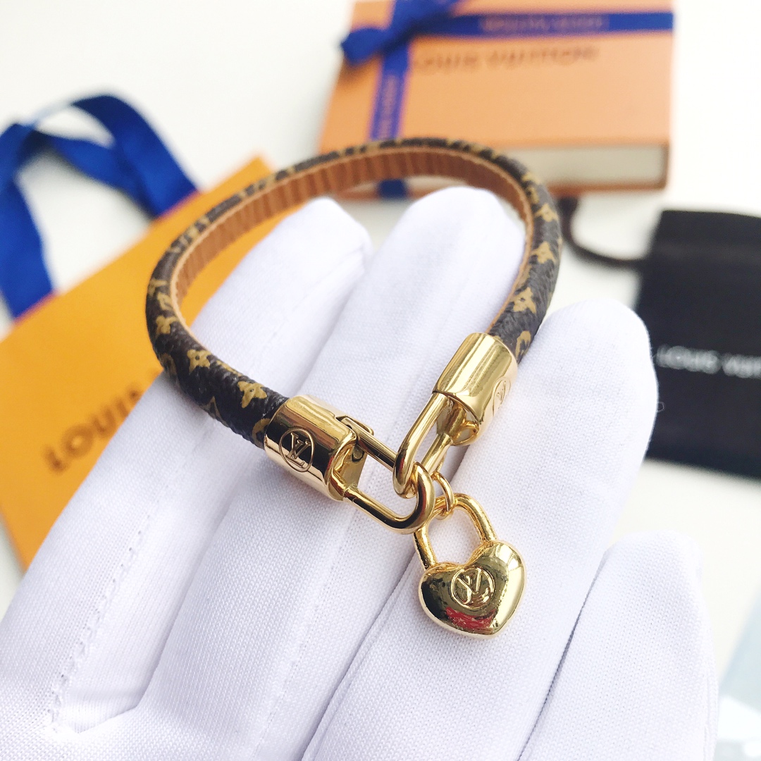 LV Louis Vuitton Leather heart bracelet(Y37)