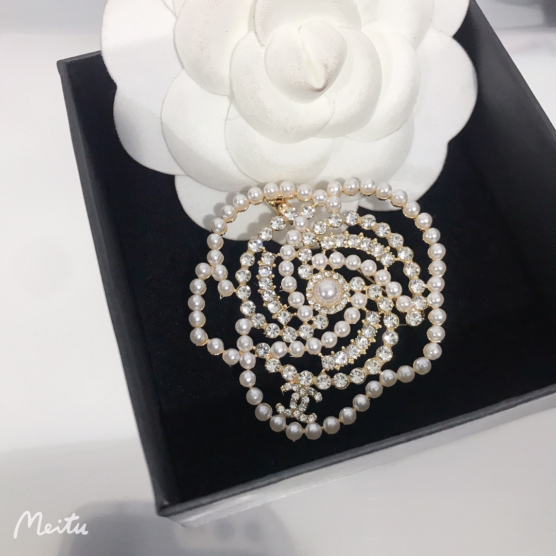 Chanel brooch 112381