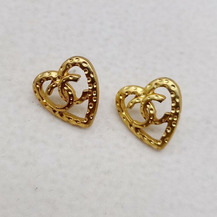 Chanel hollow heart earrings 112421