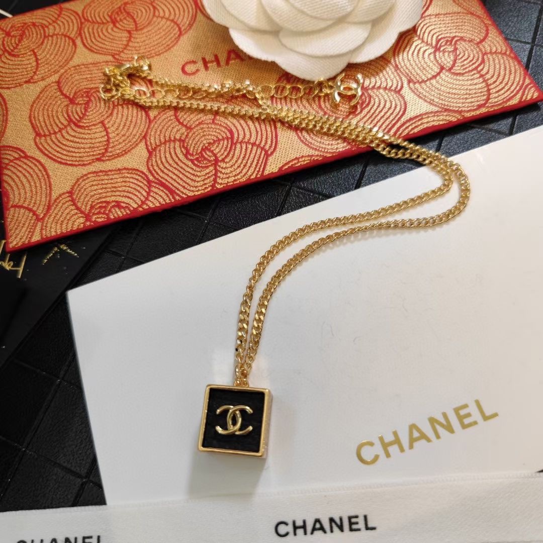 B211 Chanel necklace