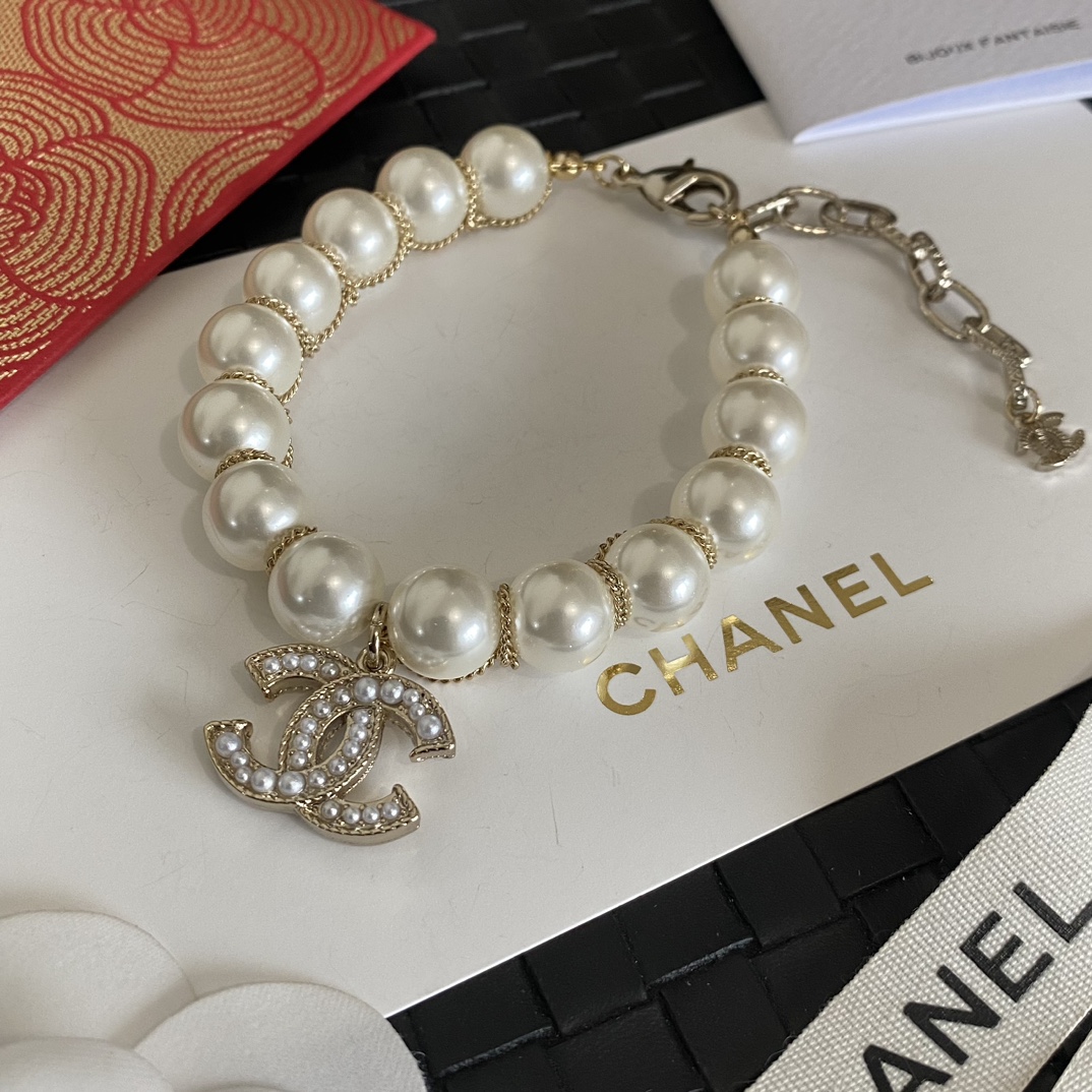 B600  Chanel pearls bracelet