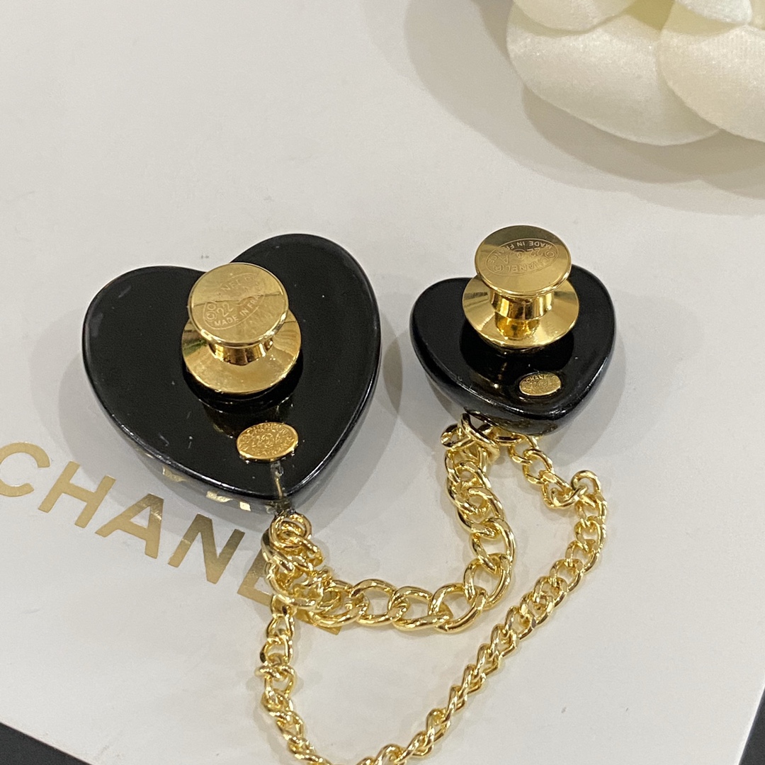 C319 Chanel brooch