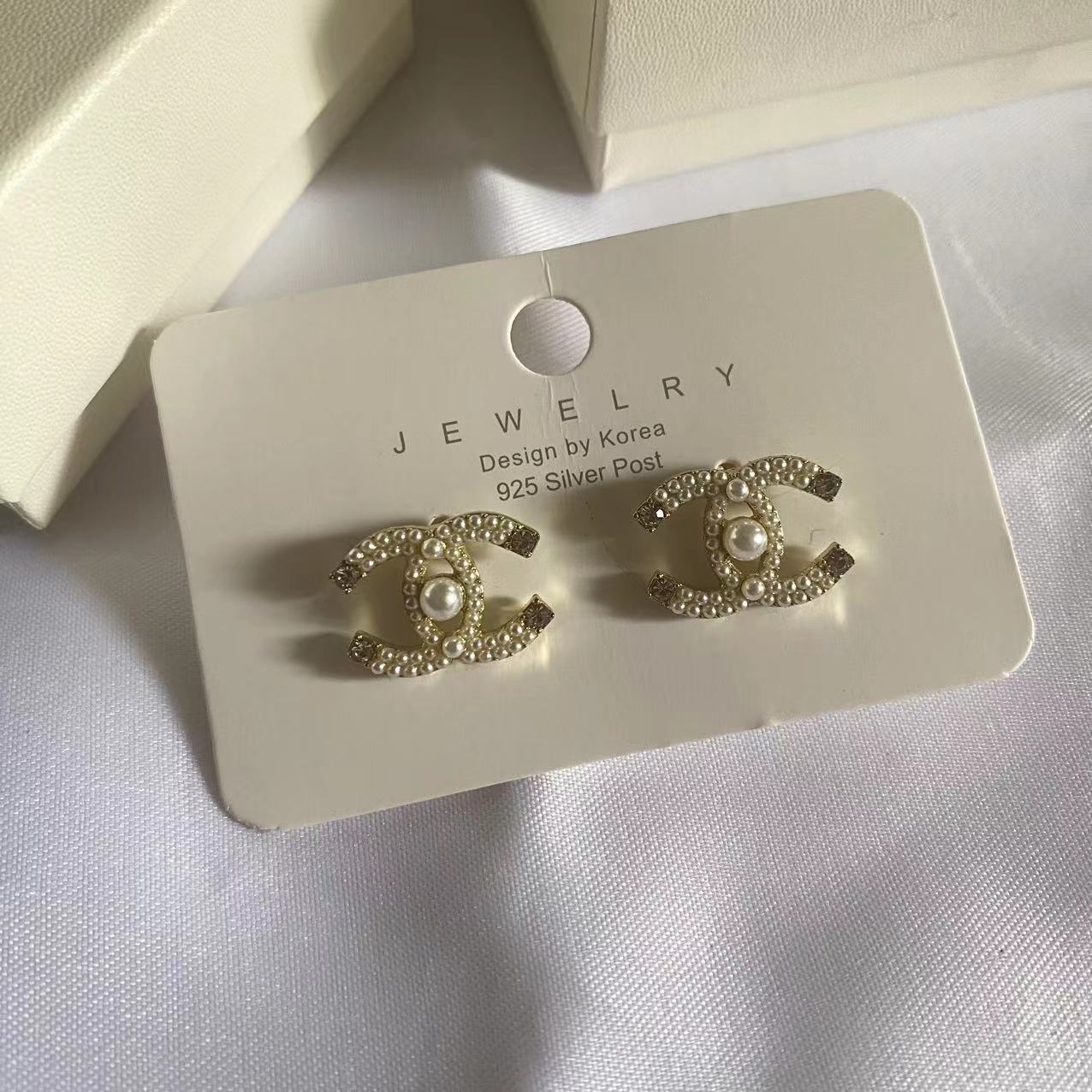 Big sale! New Pearls Chanel earrings