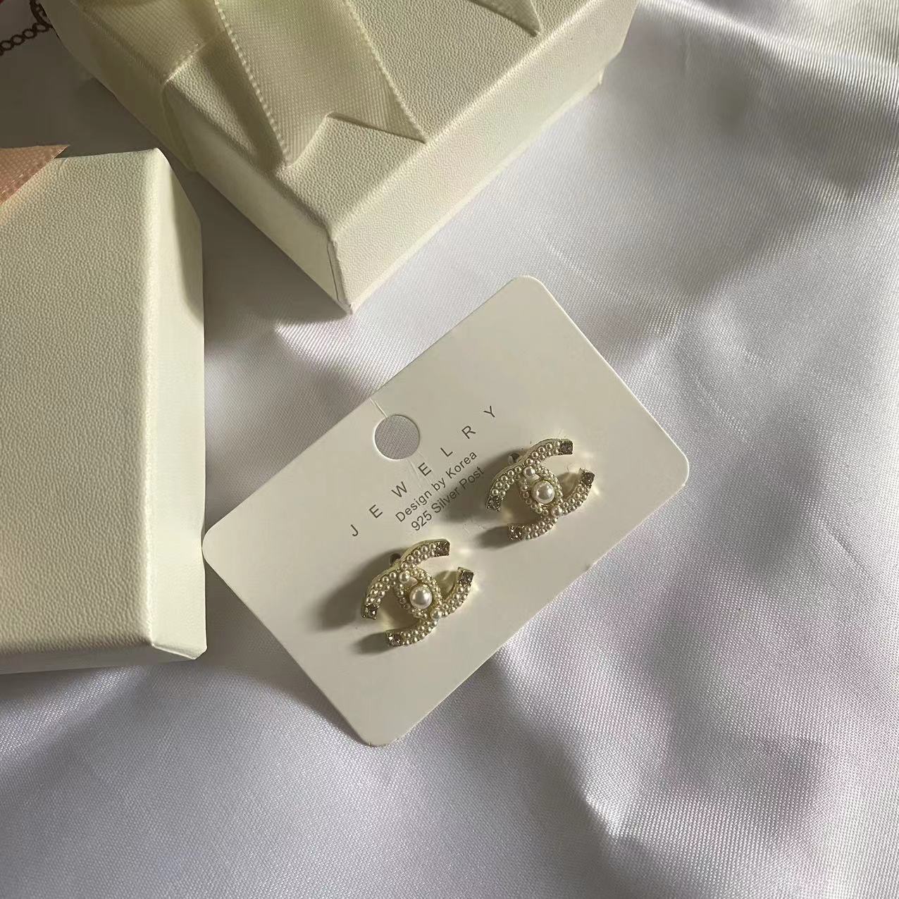 Big sale! New Pearls Chanel earrings