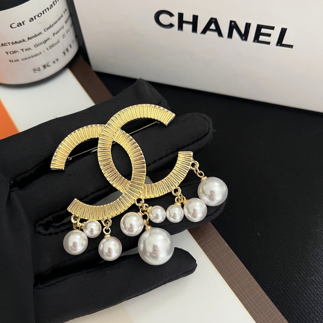 D148 Chanel brooch