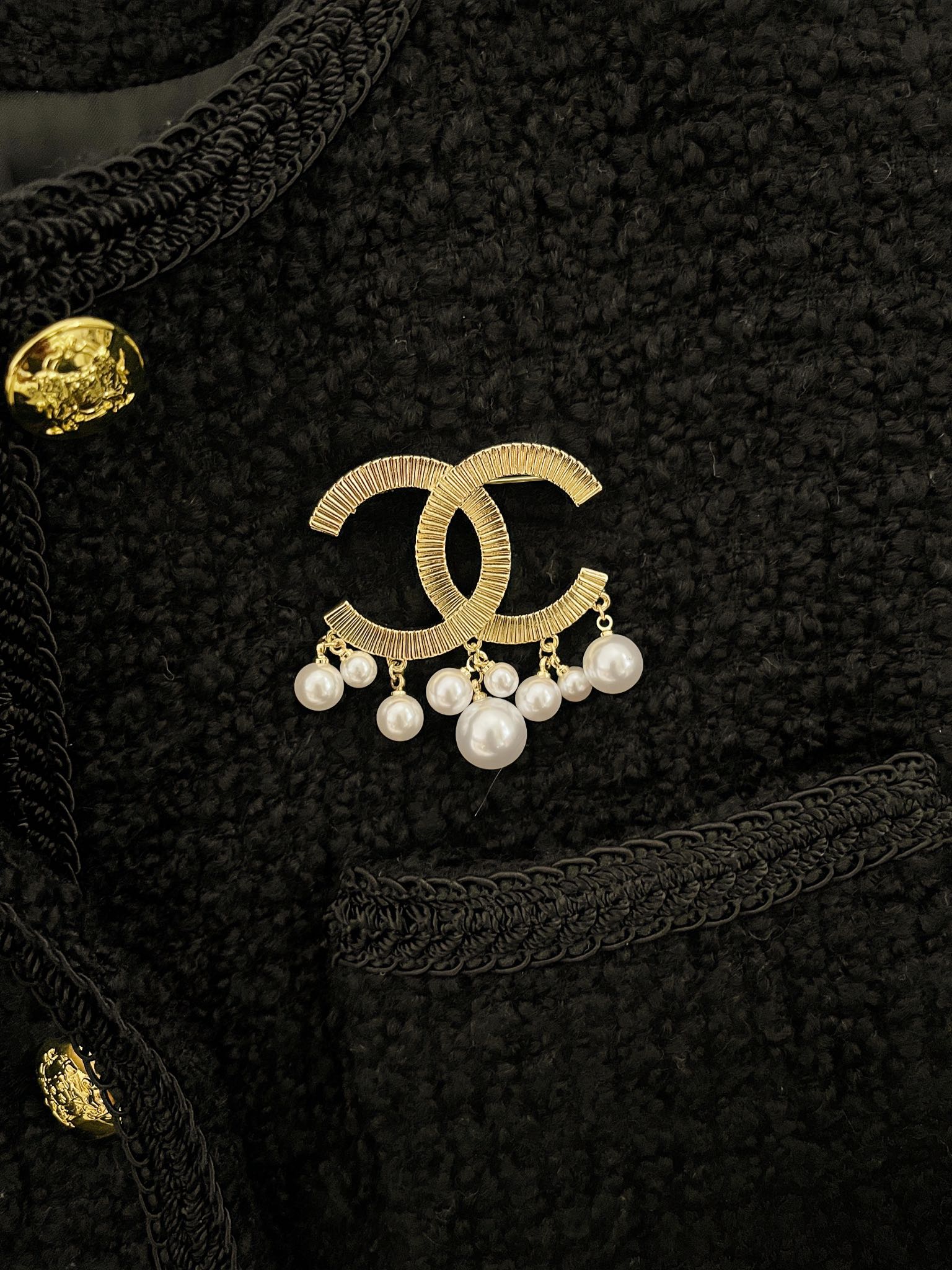 D148 Chanel brooch