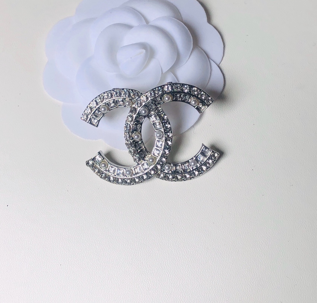 Chanel brooch CC 112619