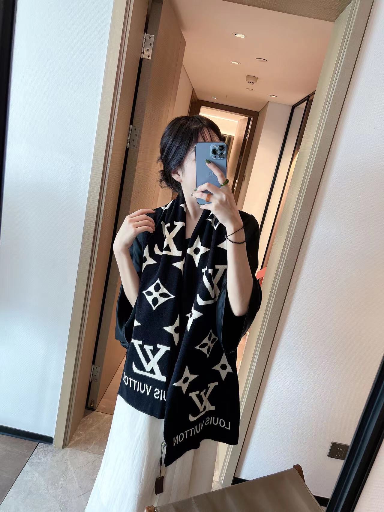 LV Essential Monogram cashmere Scarf 112753