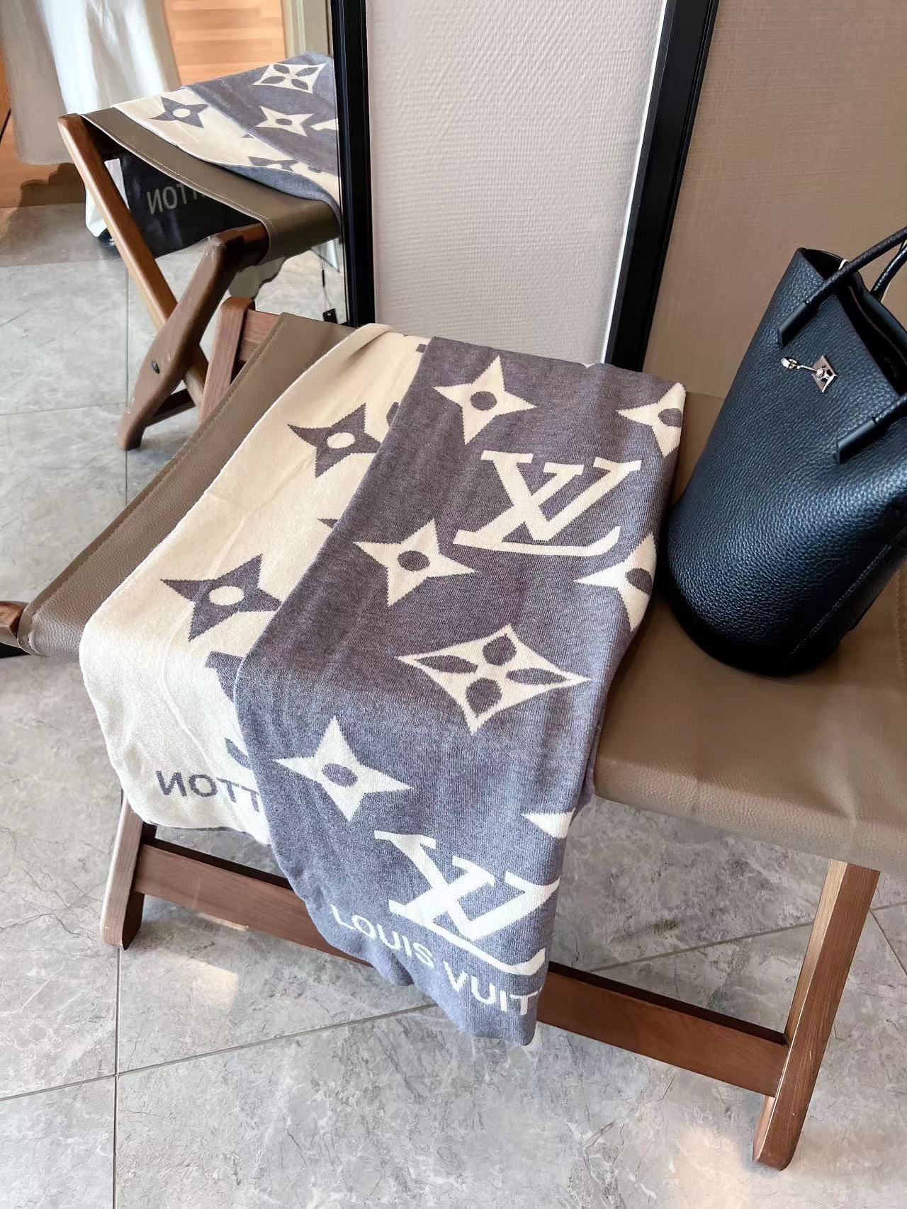 LV Essential Monogram cashmere Scarf 112753