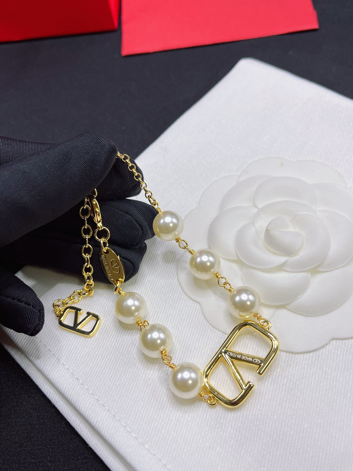L132 Valentino pearls bracelet