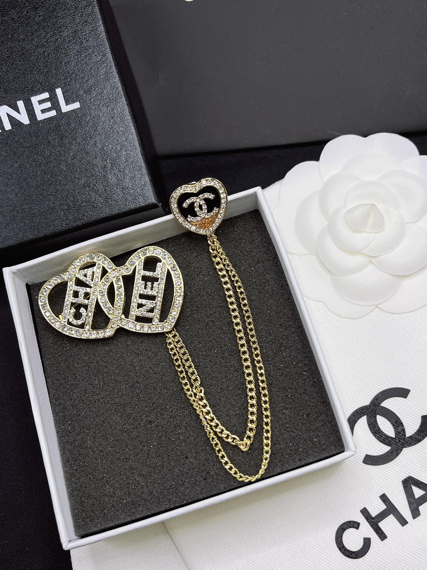 D151  Chanel brooch