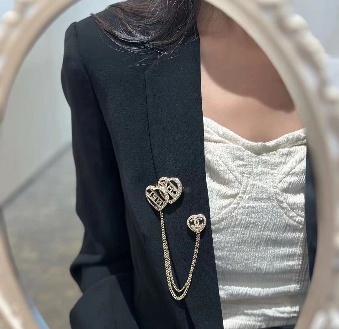 D151  Chanel brooch