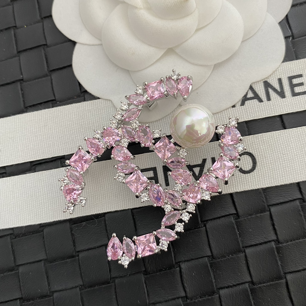 D029 Chanel brooch