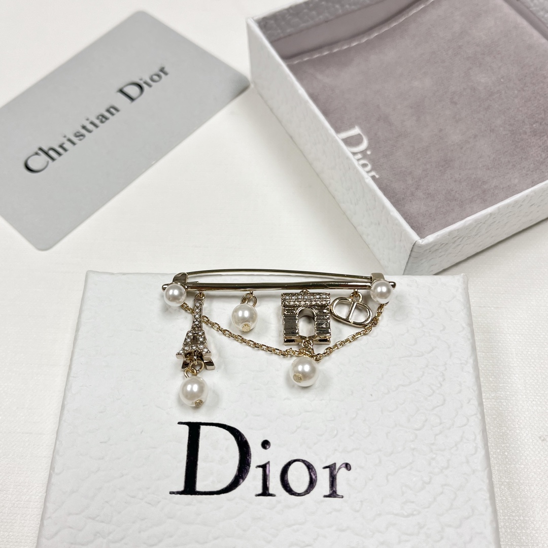 C367 Dior brooch