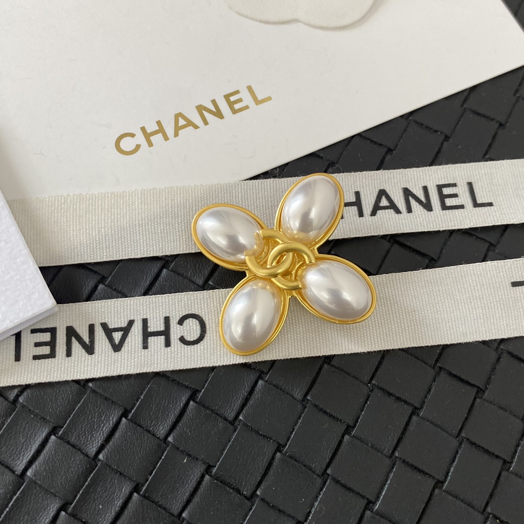 C192  Chanel brooch