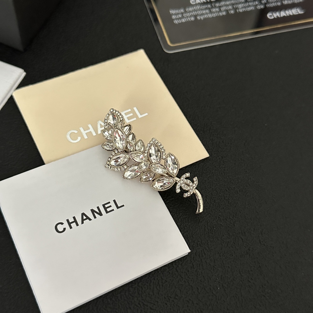 C207 Chanel brooch