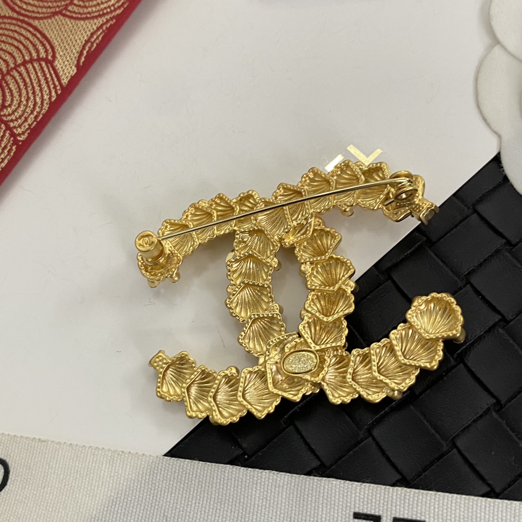 C352 Chanel brooch