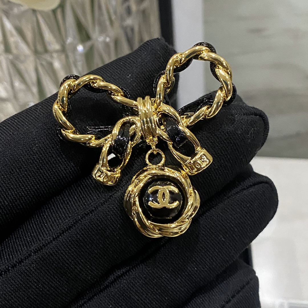 C318 Chanel brooch