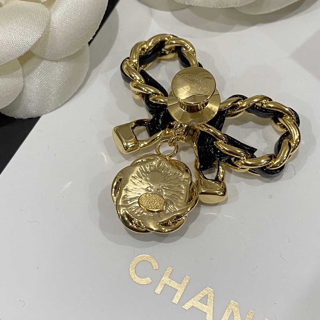 C318 Chanel brooch